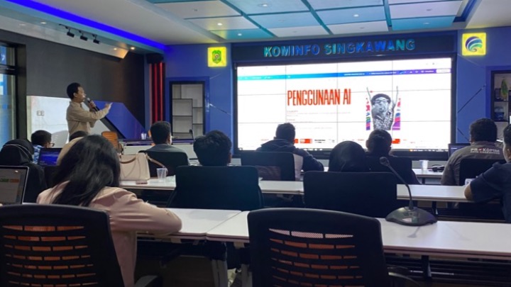 Para peserta dari KIM Singkawang antusias menerima materi dari narasumber 