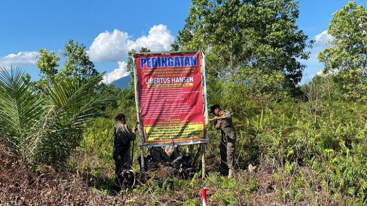 Penertiban spanduk dan banner klaim tanah di jalan masuk Bandara Singkawang, Selasa 8 Juli 2025. Foto (TIM)