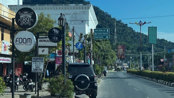 Sebuah mobil terparkir di atas trotoar di Jalan P. Diponegoro Singkawang. (IST)