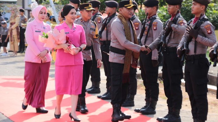 Tradisi penyambutan Kapolres Singkawang yang baru di Mapolres, Sabtu 19 Juli 2025. (IST)