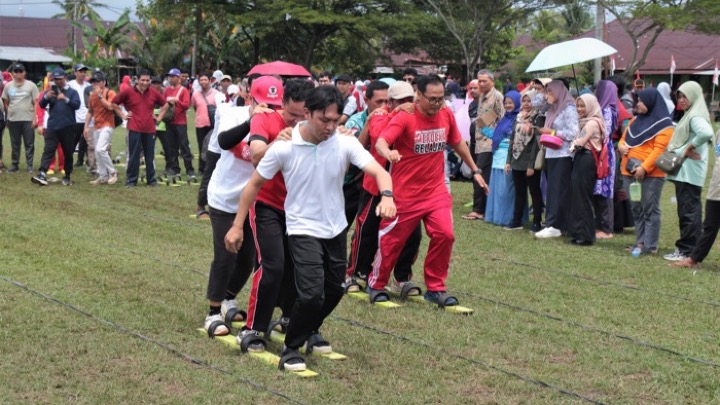 Salah satu peserta permainan tradisional "Bakiak" pada lomba tahun lalu