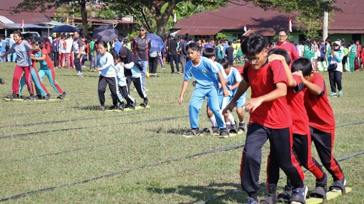 Sejumlah peserta lomba Bakiak dalam permainan tradisional, Rabu (13/8/2025).