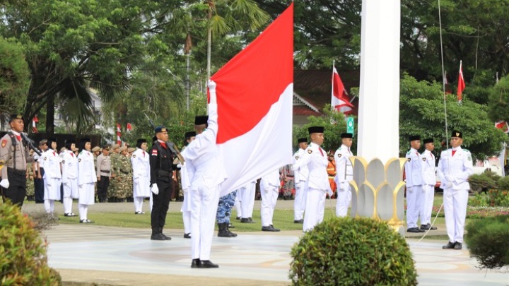 Anggota Paskibraka Kota Singkawang sukses bentangkan bendera merah putih