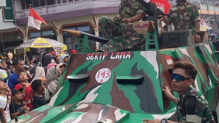 Salah satu peserta karnaval menampilkan atraksi ornamen tank tempur