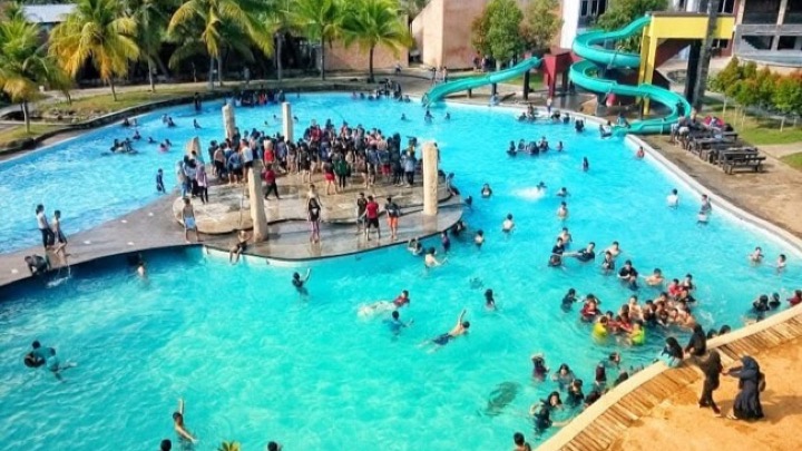 Kolam renang Dangau Resort Singkawang