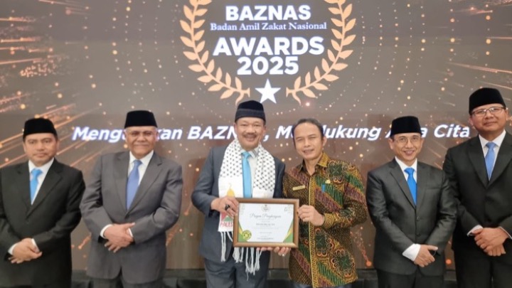 Asisten Perekonomian dan Pembangunan, Muslimin mewakili Wali Kota Singkawang menerima penghargaan Baznas Awards 2025