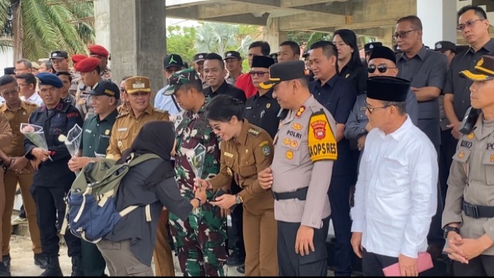 Salah satu peserta aksi memberikan buket bunga kepada Wali Kota Singkawang saat aksi damai di depan gedung DPRD Singkawang, Senin 1 September 2025.