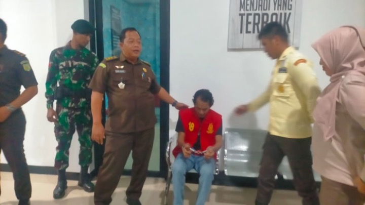 Tersangka UA saat diserahkan ke Kejaksaan Negeri Singkawang