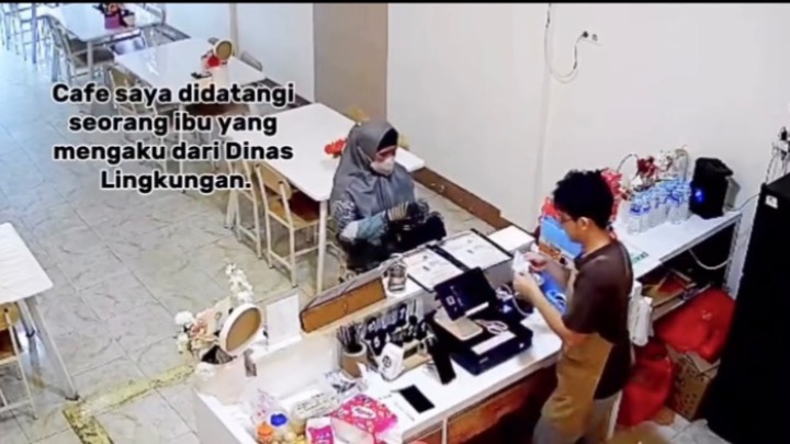 Potongan gambar rekaman cctv saat seorang perempuan melakukan aksi penipuan