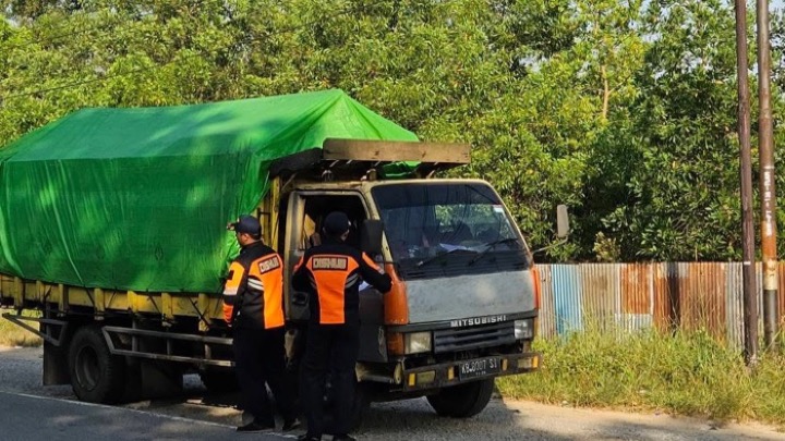 Petugas Dinas Perhubungan Kota Singkawang saat pemeriksaan dokumen kelaikan kendaraan