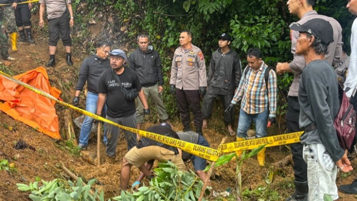 Petugas kepolisian saat mengevakuasi dua jasad yang ditemukan terkubur di kebun alpukat Singkawang Selatan