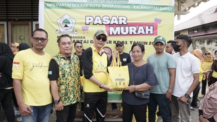 Ketua Golkar Singkawang, Andy Syarif menyerahkan paket sembako kepada warga
