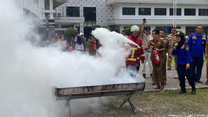 Wali Kota Singkawang, Tjhai Chui Mie melakukan simulasi penggunaan APAR