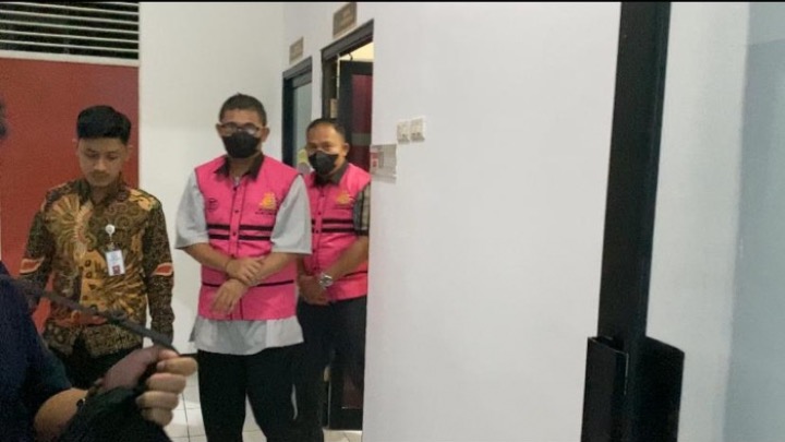 Dua tersangka WT dan PG usai ditetapkan sebagai tersangka oleh Kejari Singkawang
