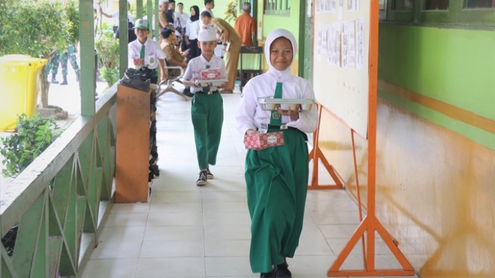 Siswa Madrasah Ibtidaiyah Negeri saat menerima Makan Bergizi Gratis (MBG)