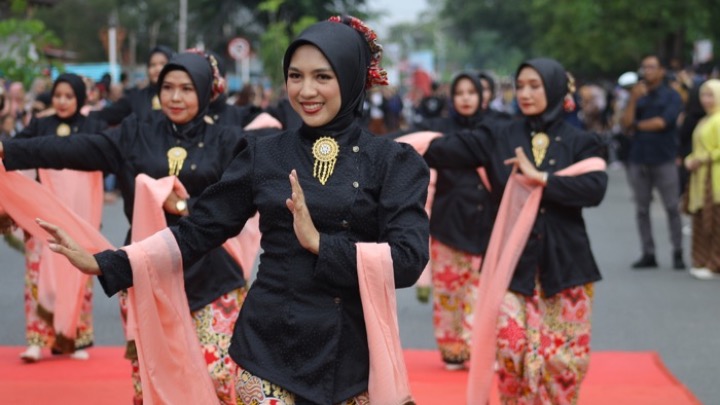 Penampilan peserta Singkawang Berkebaya di even Singkawang Street Fashion