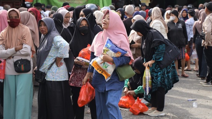 Warga Singkawang mengantre untuk mendapatkan paket sembako bersubsidi. (Ist)