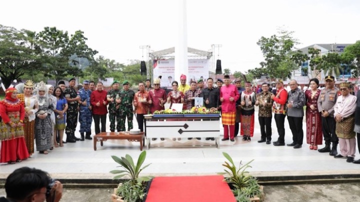 Foto bersama usai pemotongan tumpeng Hari Jadi ke-24 Pembentukan Kota Singkawang
