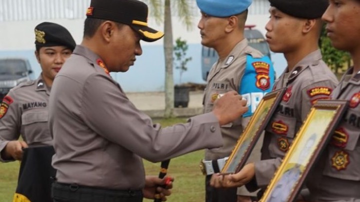 Kapolres Singkawang, AKBP Dody Yudianto Arruan pimpin apel PDTH terhadap dua anggotanya, Senin 20 Oktober 2025.