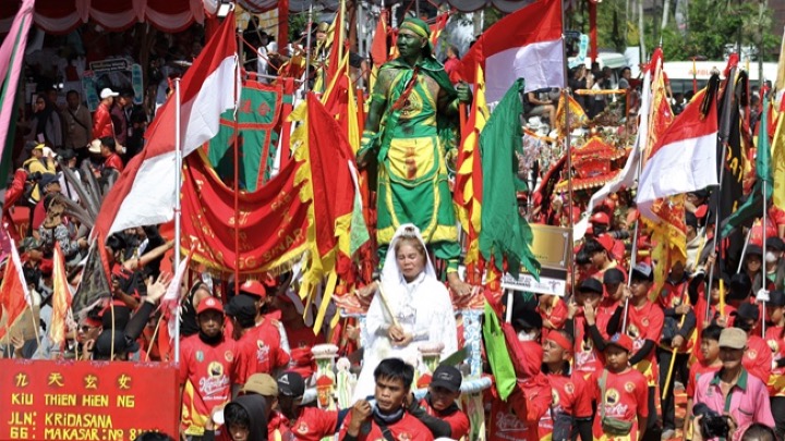 Parade tatung di Festival Cap Go Meh Singkawang. Foto : IST