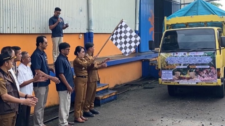 Wali Kota Singkawang, Tjhai Chui Mie melepas truk pengangkung jagung pakan (ist)