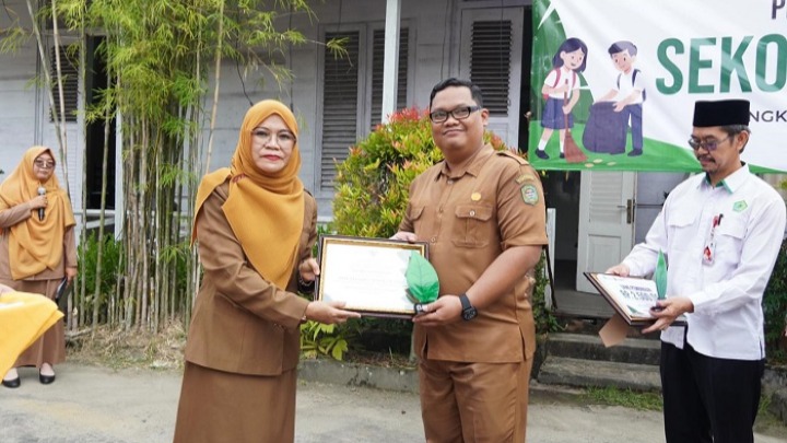 Penyerahan penghargaan Sekolah Adiwiyata 2025. Foto (Ist)