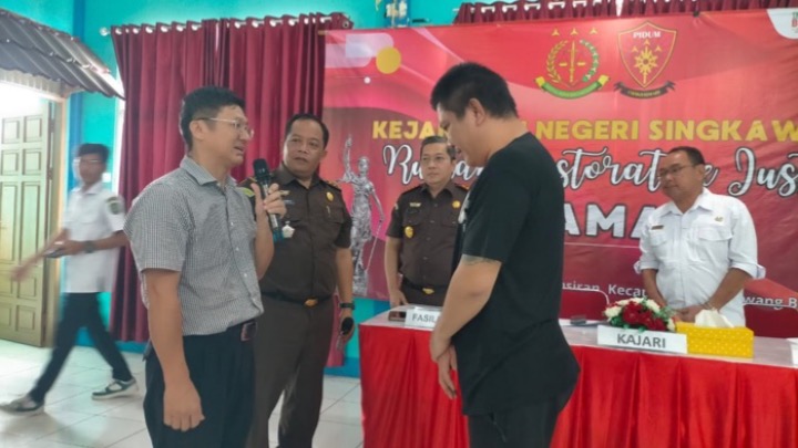 Restorative Justice kasus pencurian di Singkawang digelar di aula Kecamatan Singkawang Barat, Rabu (5/11/2025).