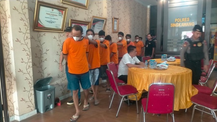 Delapan orang tersangka diamankan Polres Singkawang dalam kasus narkotika di awal November 2025. (Ist)