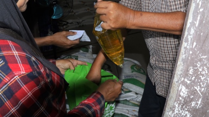 Bantuan pangan beras dan minyak goreng di Kelurahan Roban. (Ist)