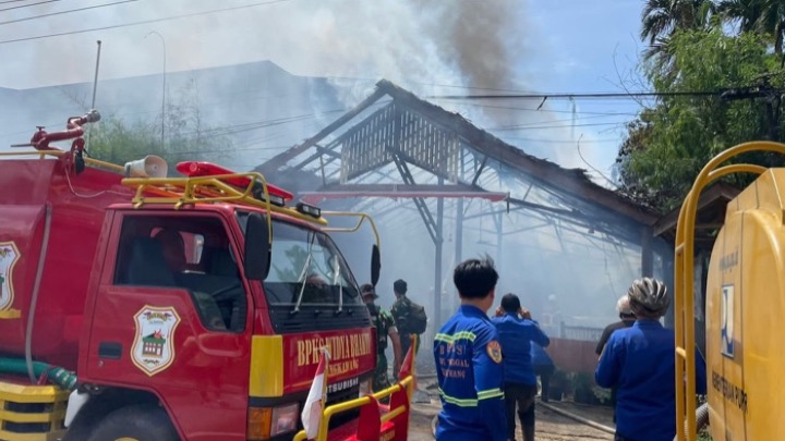 Pondok Makan Pak Nur terbakar, Selasa (9/12/2025). Foto : ist