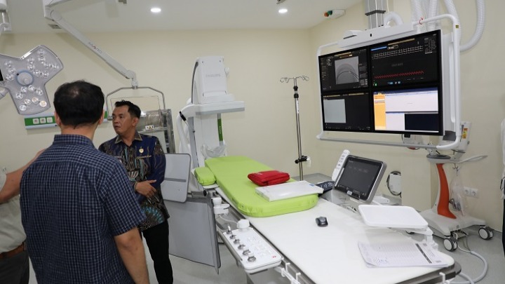 Wakil Wali Kota Singkawang, Muhammadin meninjau kesiapan alat pasang ring jantung di RSUD Abdul Aziz. (ist)
