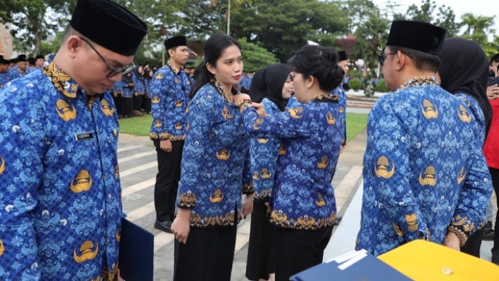 Wali Kota Singkawang Tjhai Chui Mie menyematkan lencana Korpri kepada PPPK Paruh Waktu. Foto (ist)