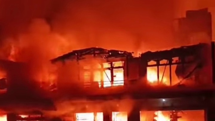 Kebakaran hebat menghanguskan Pasar Seluas Kabupaten Bengkayang, Sabtu (3/1/2026).