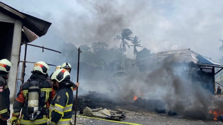 Kebakaran di gudang berisi galon bekas milik For 3 di Singkawang, Minggu (11/1/2026). Foto (ist)