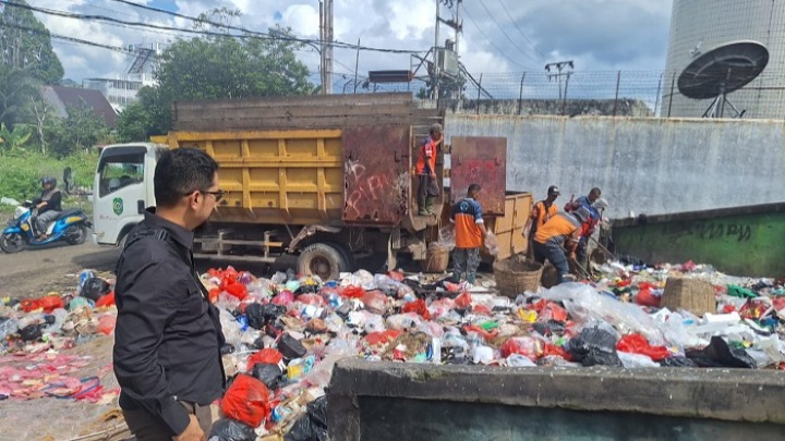 Kepala UPT Pengelolaan Sampah, Dedi Wahyudi memantau langsung proses pengangkutan sampah. Foto (ist)