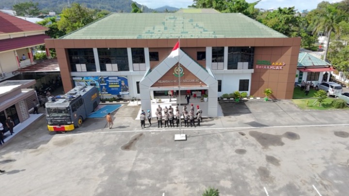 Kantor Kejaksaan Negeri Singkawang dijaga polisi, Selasa (13/1/2026). Foto (ist)