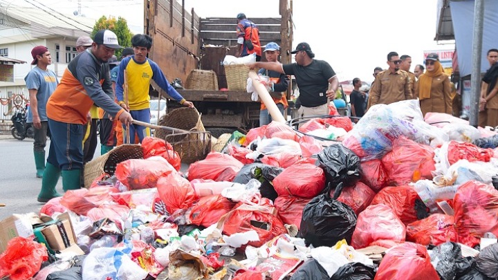 Petugas Kebersihan membersikan tumpukan sampah liar di Jalan Kalimantan. Foto (ist)