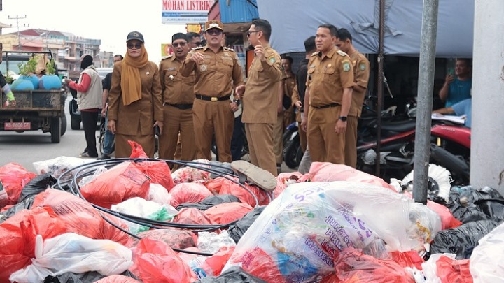 Pengangkutan tumpukan sampah di Jalan Kalimantan Singkawang, Senin (26/1/2026). Foto (ist)