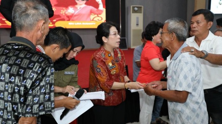 Wali Kota Singkawang, Tjhai Chui Mie menyerahkan angpao bantuan donatur kepada lansia. Foto (ist)