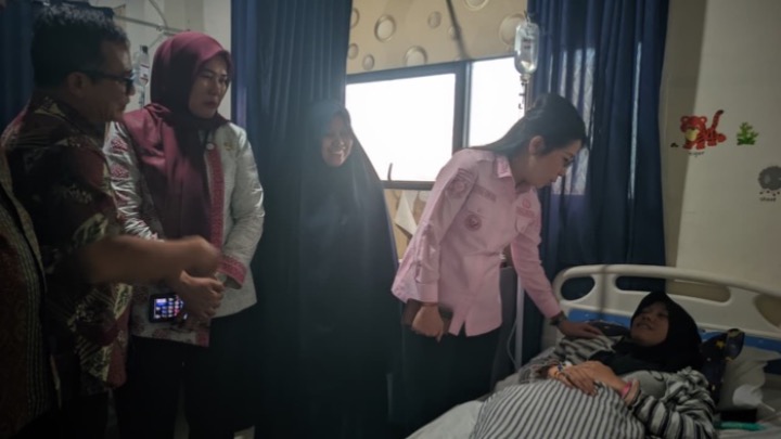 Wali Kota Singkawang, Tjhai Chui Mie saat menjenguk siswa diduga keracunan yang dirawat di RS Sa'adah. Foto (ist)