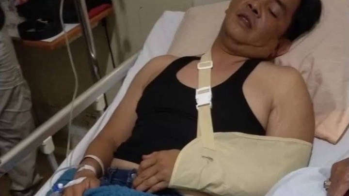 Wakil Wali Kota Singkawang mendapatkan perawatan medis usai alami kecelakaan tunggal