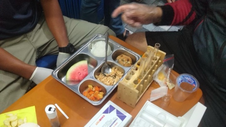 Petugas mengambil sampel makanan usai dugaan keracunan dialami siswa Man Model Singkawang. Foto (ist)