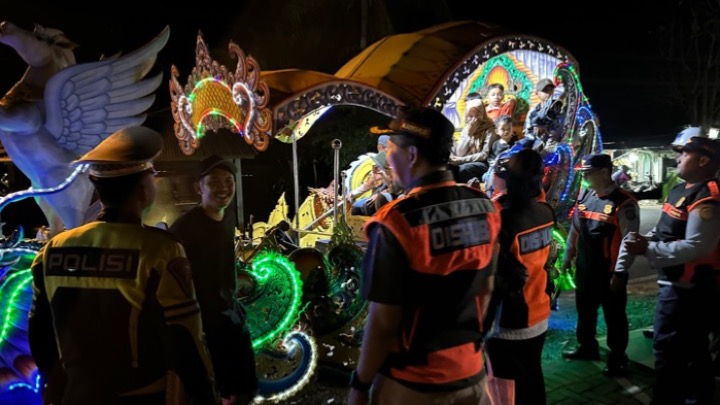 Dishub Singkawang dan tim gabungan memberikan edukasi kepada angkutan wisata odong-odong, Rabu (11/2/2026).