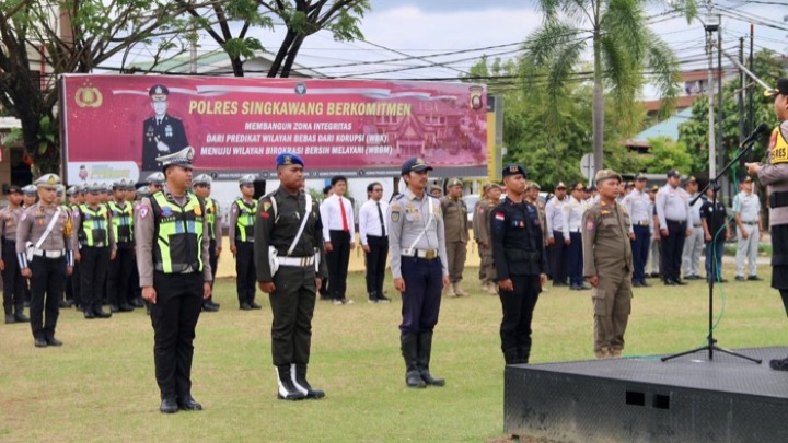 Personel gabungan mengikuti Apel Gelar Pasukan Operasi Liong Kapuas di halaman Mapolres Singkawang, Jumat (13/2/2026). Foto (ist)
