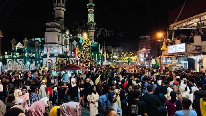 Ribuan warga tumpah ruah saksikan pawai obor dan lentera menyambut Ramadan di Singkawang