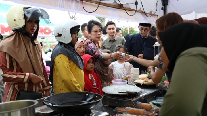 Wali Kota dan Wakil Wali Kota Singkawang berburu takjil di Pasar Juadah Ramadan Fair, Kamis (19/2/2026). Foto (ist)