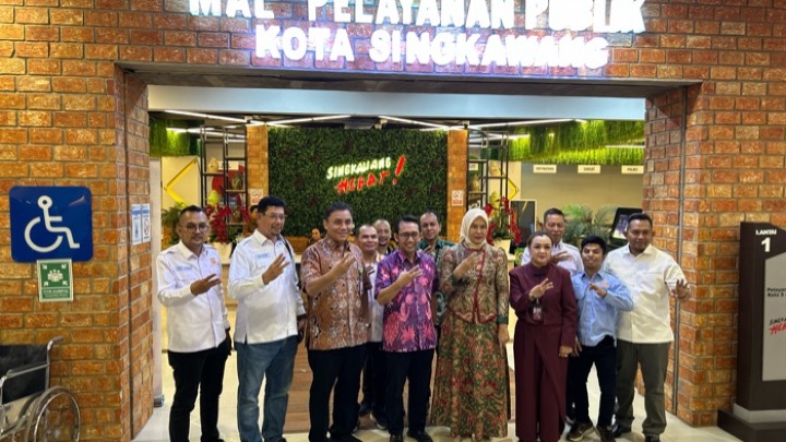 Foto bersama Sekjen Kementerian Perumahan dan Kawasan Permukiman saat meninjau Mall Pelayanan Publik Singkawang, Selasa (3/3/2026).