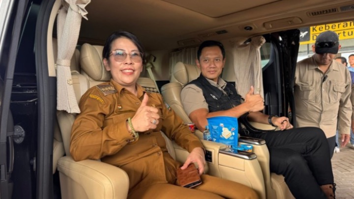 Menteri Koordinator Infrastruktur dan Pembangunan Kewilayahan, AHY didampingi Wali Kota Singkawang Tjhai Chui Mie saat tiba di Singkawang, Senin (2/3/2026)