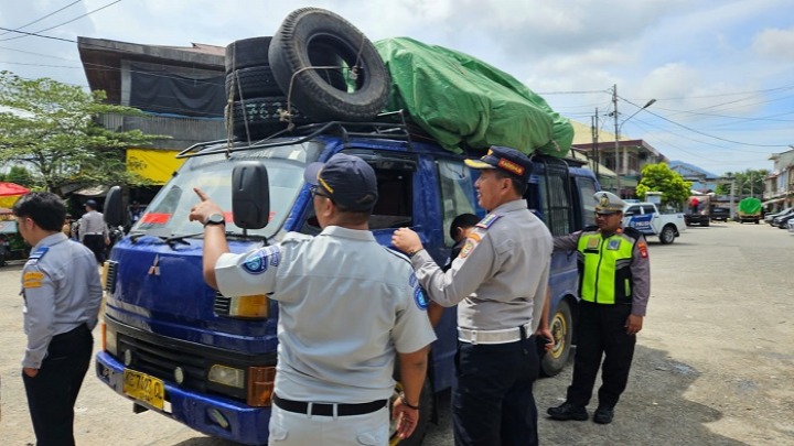 Petugas gabungan melaksanakan Ramp Check Angkutan Umum, Kamis (12/3/2026).