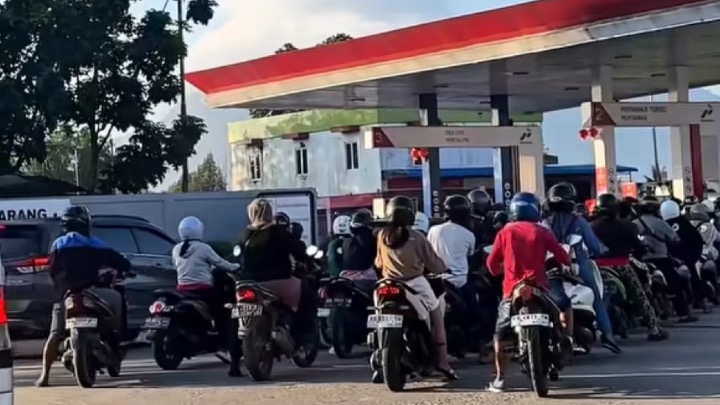 Terlihat antrean panjang di salah satu SPBU di Kota Singkawang. Warga panik tak kehabisan BBM. Foto (ist)